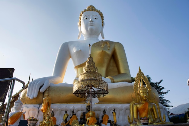 Grande statue d'image de bouddha doré de Wat Phra That Doi Kham ou Temple de la Montagne d'Or pour les thaïlandais et les voyageurs étrangers voyagent visitent et respectent la prière à Mae Hia à Chiang Mai Thaïlande