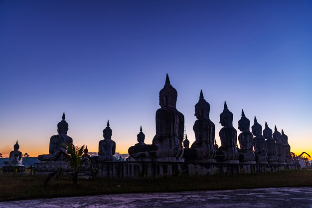 Grande stature de Bouddha avec la couleur du crépuscule du ciel