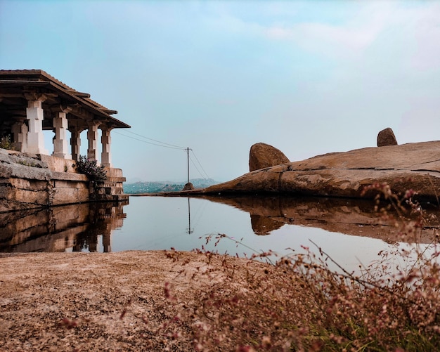 Photo une grande structure en pierre avec des colonnes et un poisson dessus