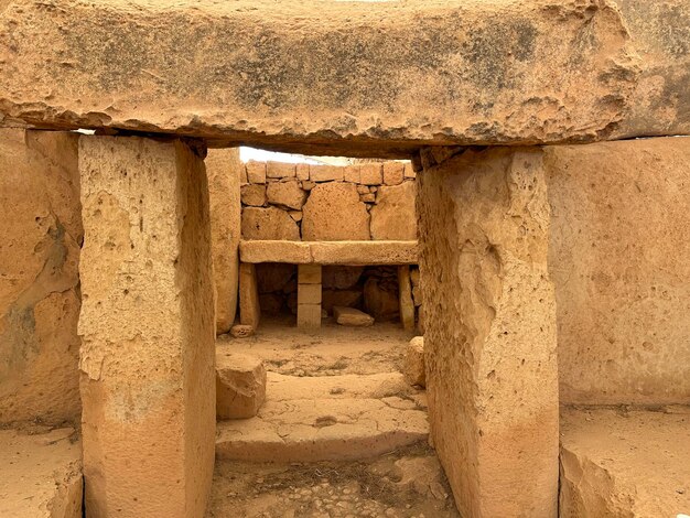 Photo une grande structure en pierre avec une grande pierre au milieu des temples de mnajdra à malte