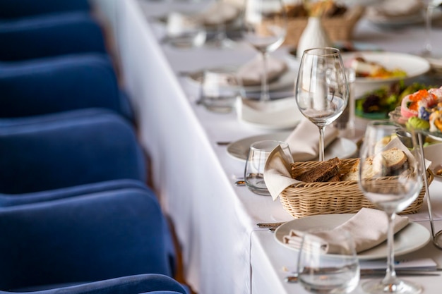 Une grande table avec une nappe servie