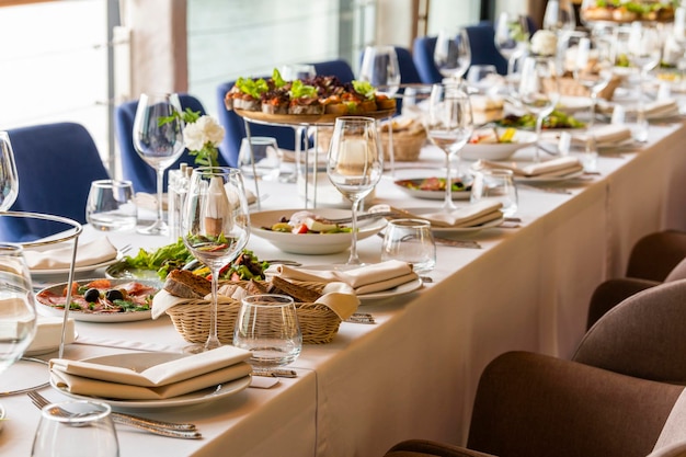 Une grande table avec une nappe servie