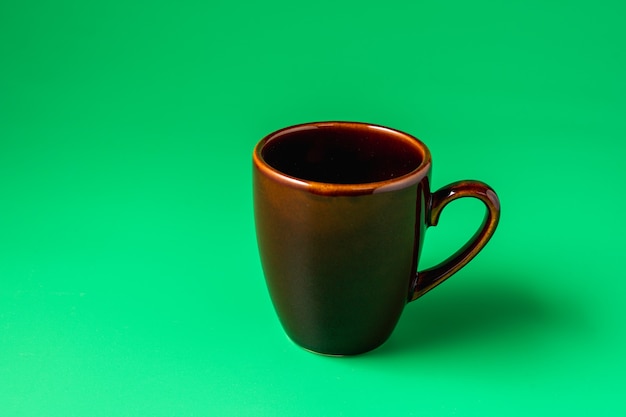 Grande tasse marron sur surface verte