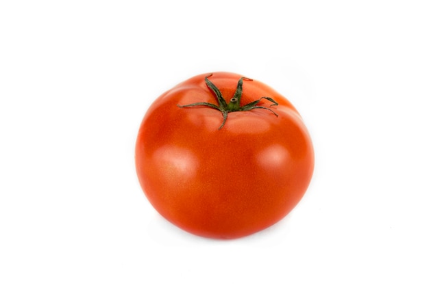 Grande tomate rouge unique fraîche, isolée sur fond blanc.