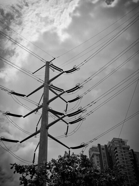 Photo une grande tour électrique