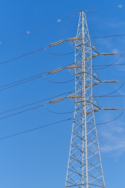 Grande tour de ligne électrique avec câbles