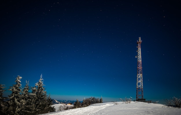 La grande tour d'observation se dresse sur une colline enneigée