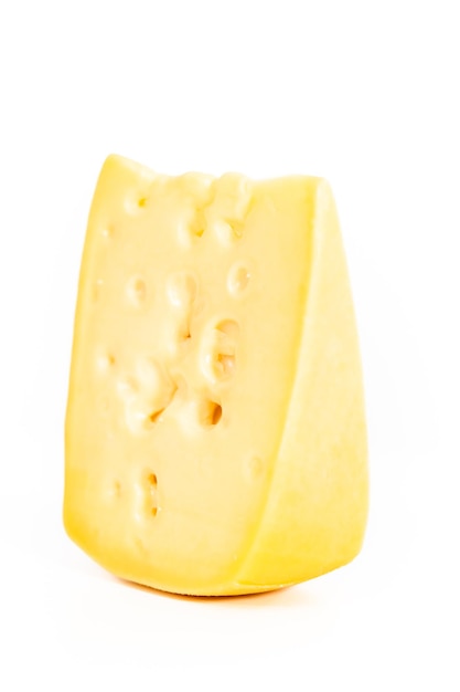 Grande tranche de fromage écrémé semi-doux sur fond blanc.