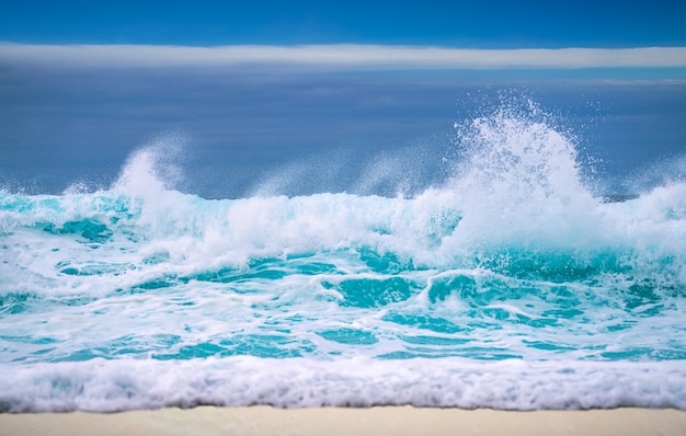 Photo grande vague océanique déferlante