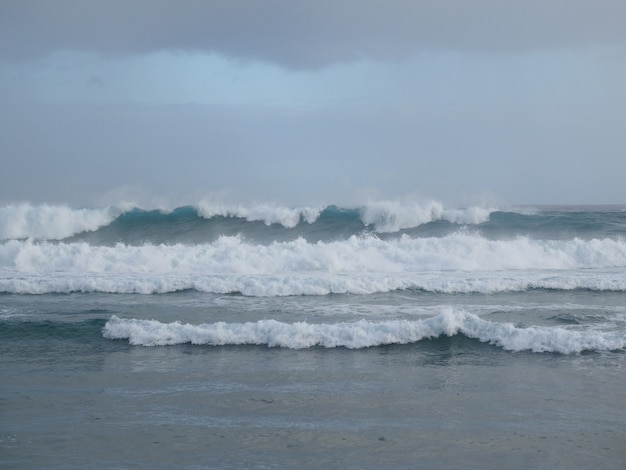 Grande vague de tempête sur l'océan Atlantique.