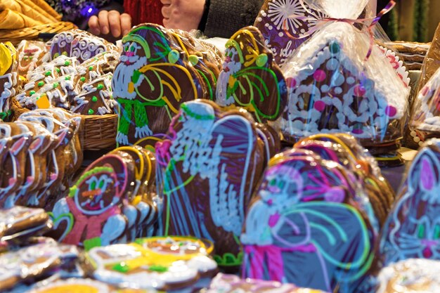 Grande variété de biscuits de pain d'épice au marché de Noël dans la vieille ville de Riga, Lettonie