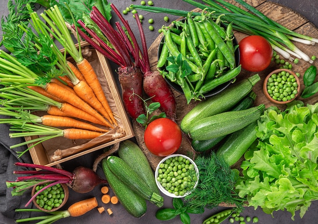 Une grande variété de jeunes légumes frais sur fond marron. Des produits sains et respectueux de l'environnement.