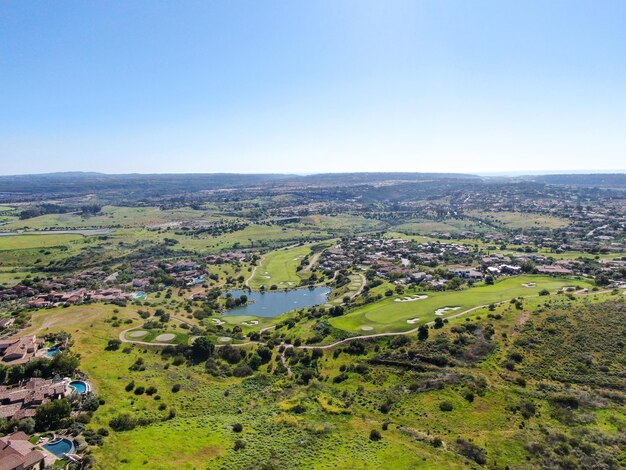 Grande villa de luxe avec piscine à côté d'un parcours de golf et d'une vallée verdoyante dans une communauté privée de San Diego