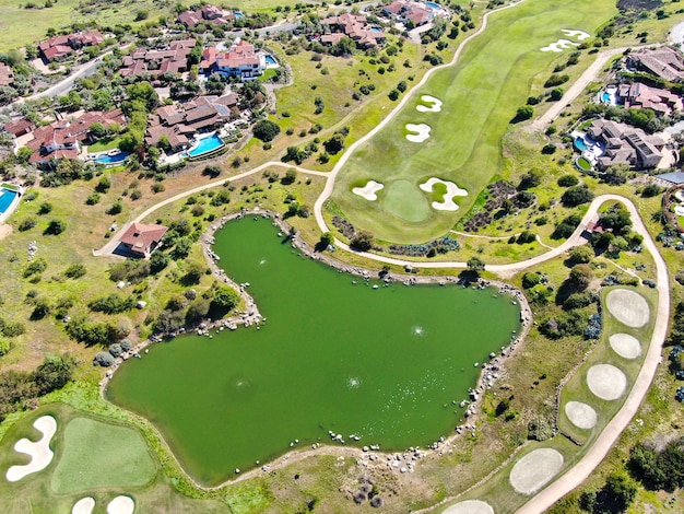 Grande villa de luxe avec piscine à côté d'un parcours de golf et d'une vallée verdoyante dans une communauté privée de San Diego