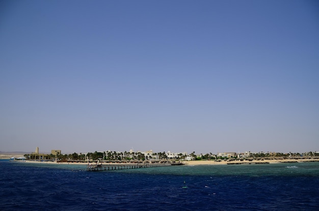 Grande zone hôtelière avec jetée et palmiers