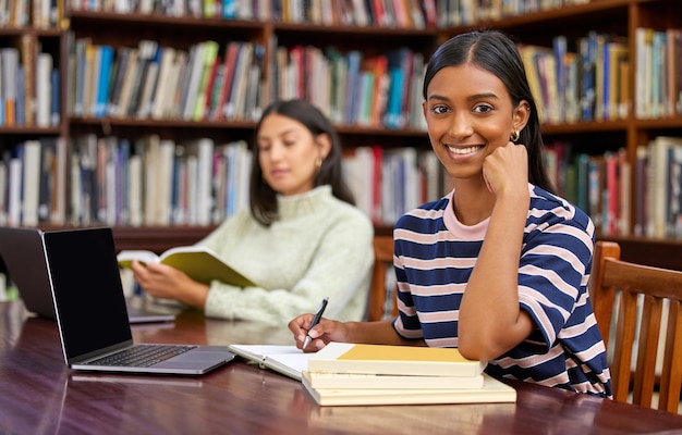 Photo les grandes bibliothèques créent des communautés plan de deux étudiants étudiant dans une bibliothèque