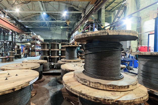 Grandes bobines de câble stockées dans les locaux de l'usine