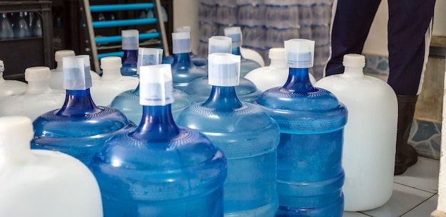 Grandes bouteilles en plastique gallons bleus d'eau potable purifiée à l'intérieur de la production