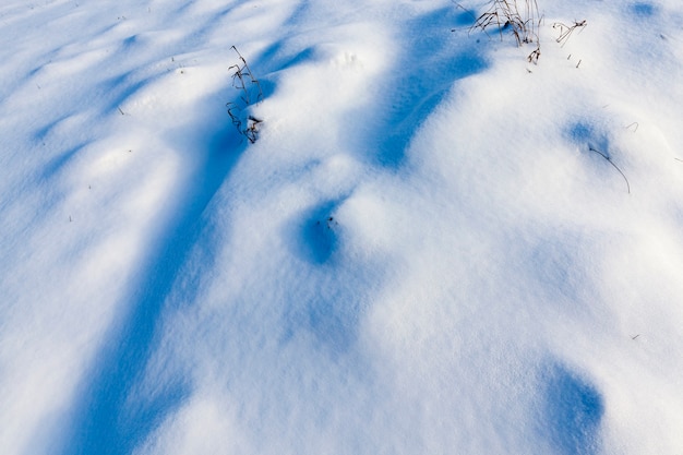 Grandes congères après les chutes de neige et les blizzards, la saison hivernale avec un temps froid et beaucoup de précipitations sous forme de neige