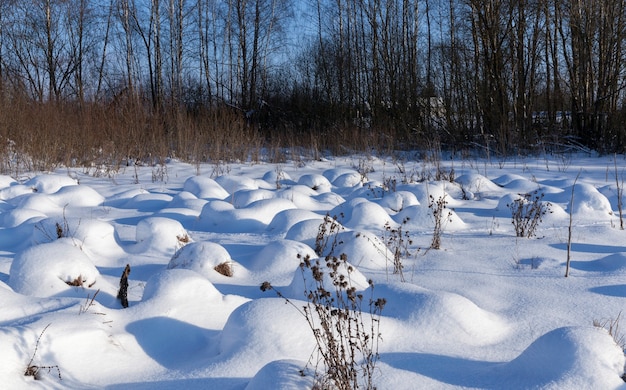 Grandes congères après les chutes de neige et les blizzards, la saison hivernale avec un temps froid et beaucoup de précipitations sous forme de neige
