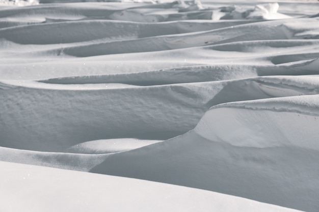 Grandes congères profondes dans le paysage d'hiver.