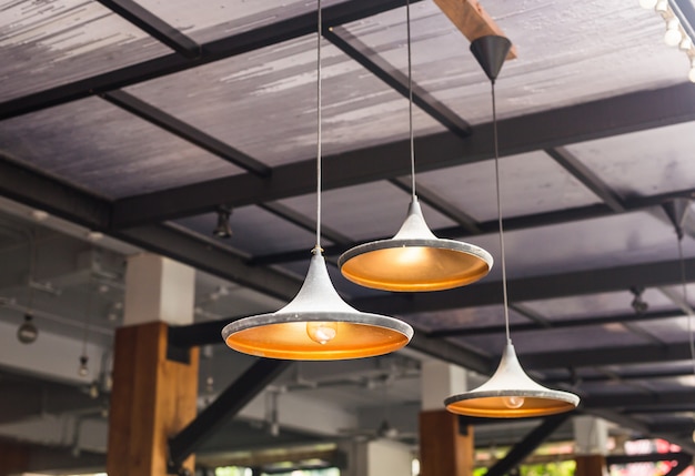 Grandes lampes de lustre dans un café