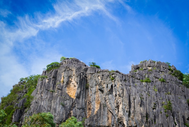 Grandes montagnes rocheuses dans le fond de ciel bleu