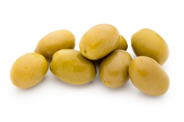 Grandes olives vertes sur la surface blanche.