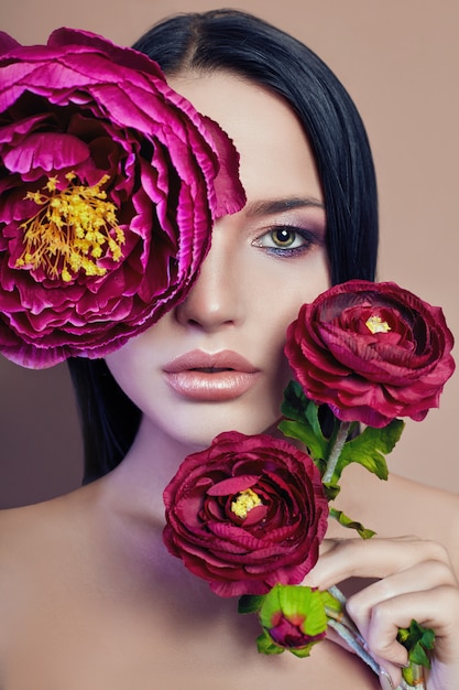 Grandes pivoines près du visage de femme, fleurs de mode art