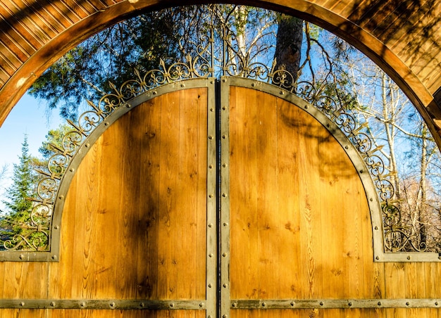 Grandes portes cintrées en bois.