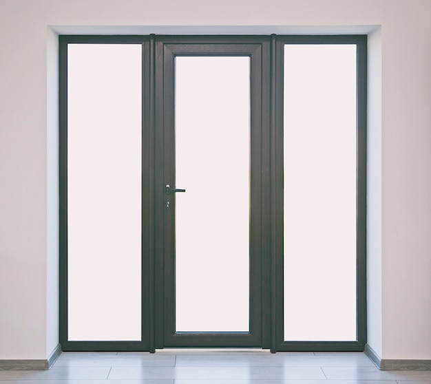 Photo grandes portes d'entrée marron avec des espaces blancs au lieu de verre
