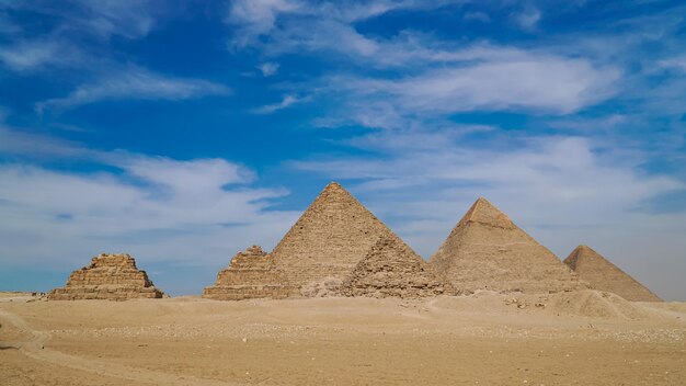 Les grandes pyramides de la vallée de Gizeh et du sphinx, Le Caire, Egypte