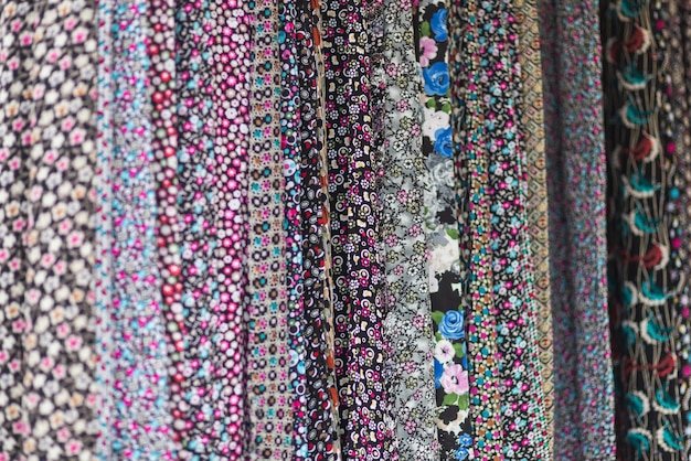Grandes rangées de morceaux de tissu en coton, polyester et autres matériaux de différentes couleurs et imprimés de vêtements, mise au point douce