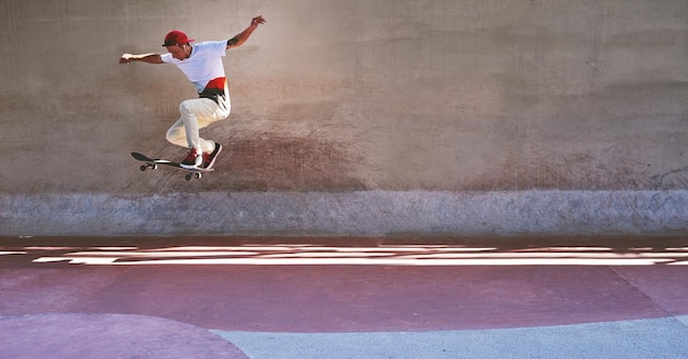 De grandes réalisations impliquent de grands risques Photo d'un jeune homme faisant des tours sur sa planche à roulettes au skatepark