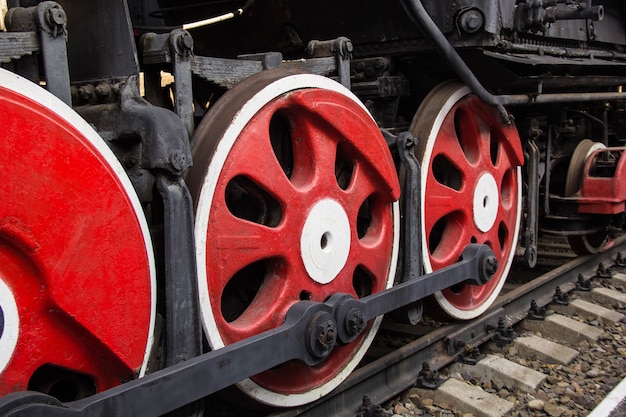 Grandes roues rouges de l'ancienne machine à vapeur