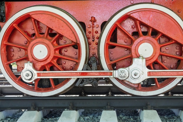 Grandes roues rouges un gros plan de la locomotive vintage avec le moteur à vapeur sur les voies ferrées