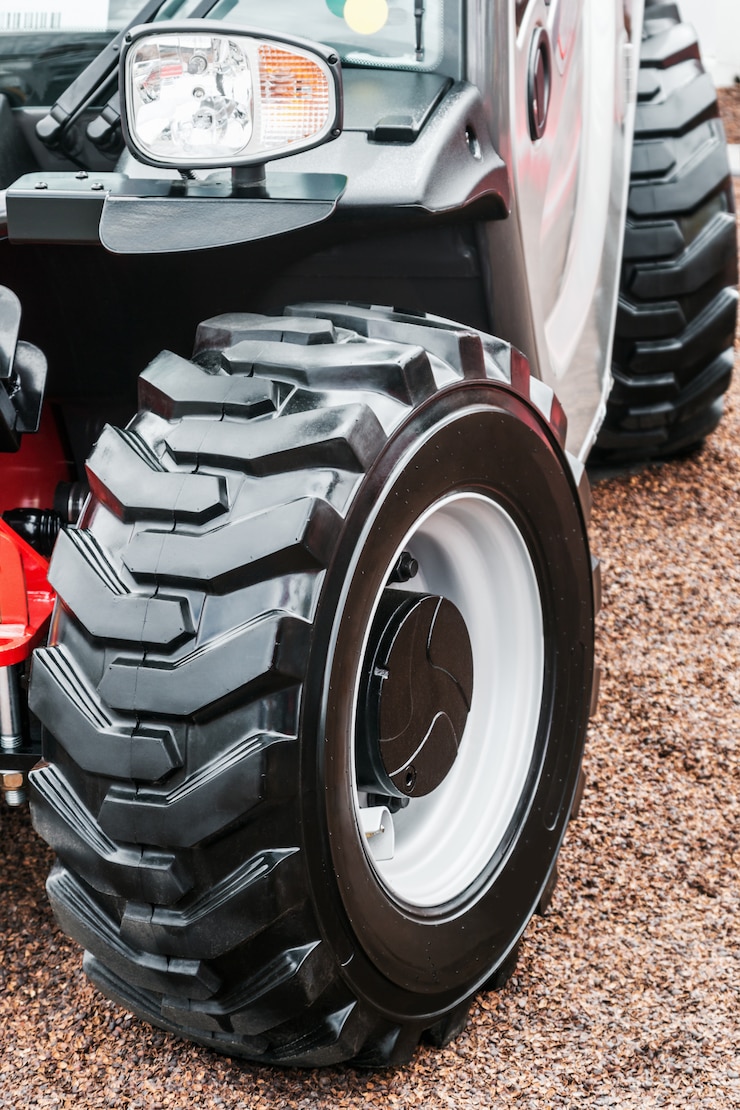 Photo grandes roues de tracteur avec marches