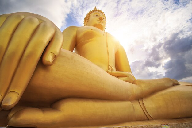 Photo grandes statues de bouddha dorées au temple de watmuang, thaïlande