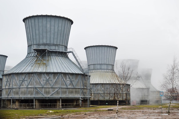 Grandes tours de refroidissement dans l'eau et le brouillard dans une usine chimique pétrochimique de raffinerie de pétrole