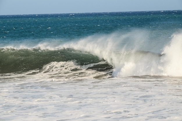 De grandes vagues bleues déferlent dans l'océan Atlantique
