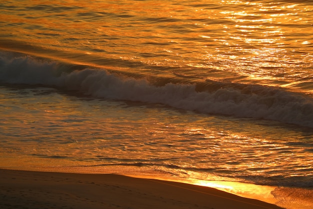 Grandes vagues de l&#39;océan Atlantique dans la réflexion du soleil du matin, Rio de Janeiro du Brésil