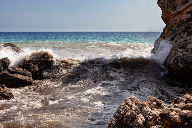 De grandes vagues se brisent sur les rochers