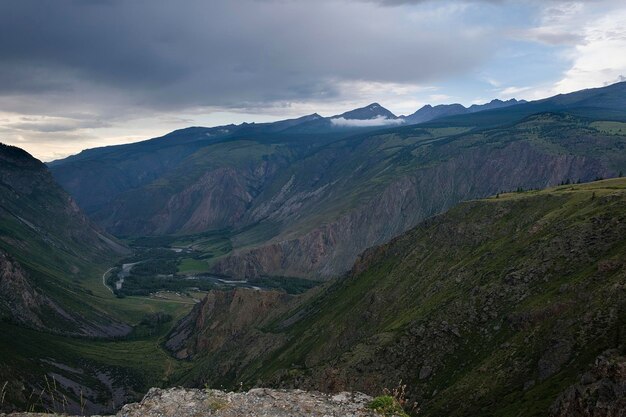 la grandeur et la beauté des cols et des gorges de l'Altaï la beauté flottant dans l'air