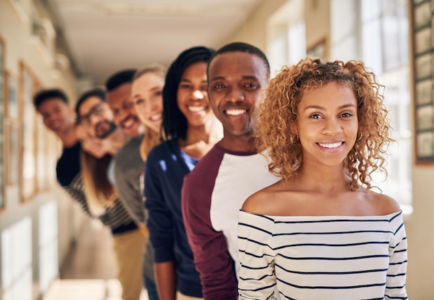 La grandeur ne commence qu'ici Portrait d'un groupe diversifié d'étudiants faisant la queue sur le campus