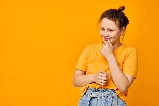 Grandhomme dans un t-shirt jaune posant des émotions isolées des arrière-plans inchangés