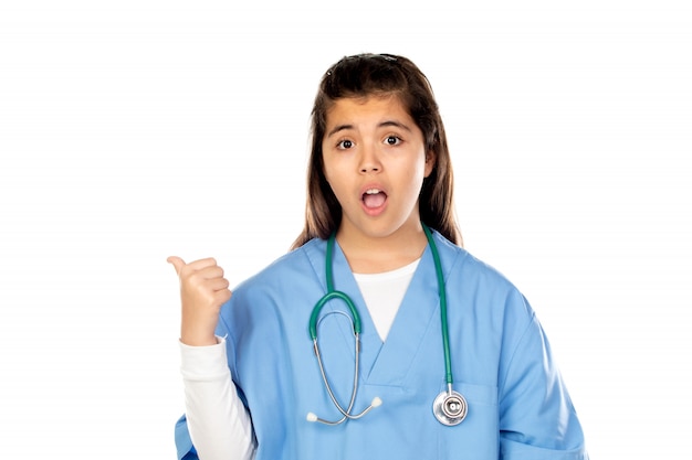 Grandhomme avec uniforme de médecin bleu