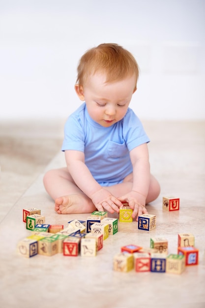 Grandir dans la sécurité de la maison Photo d'un adorable petit garçon dans sa maison