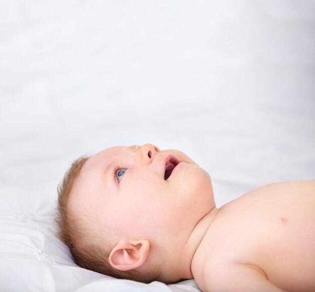 Grandir dans la sécurité de la maison Photo d'un adorable petit garçon dans sa maison