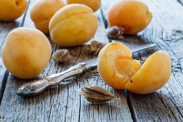 Grands abricots sucrés mûrs délicieux sur une plaque blanche
