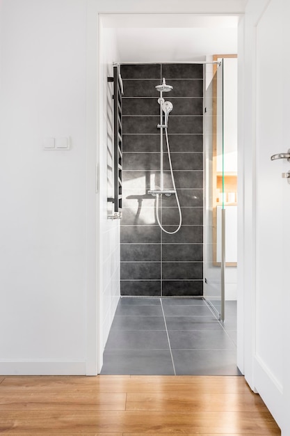 Photo grands carreaux de douche gris